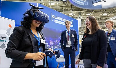 Beim VR-Exponat am BMBF-Stand konnten Quanteneffekte spielerisch entdeckt werden.