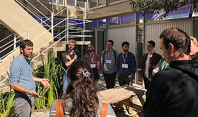 Auf dem Bild zu sehen sind die Teilnehmenden der Quantum Futur Akademie bei einer Laborbesichtigung