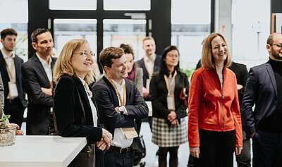 Teilnehmende schauen bei einer Demonstration auf dem Green-AI Hub Forum 2025 zu