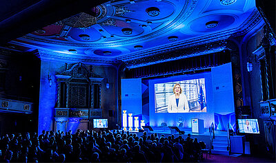 Eine Videobotschaft wird auf dem Photonics Partnership Annual Meeting 2025 eingeblendet.