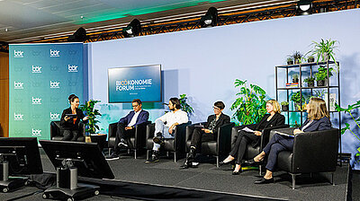 Zu sehen sind die Teilnehmenden einer Podiumsdiskussion beim Bioökonomieforum Ende September 2022 in Berlin