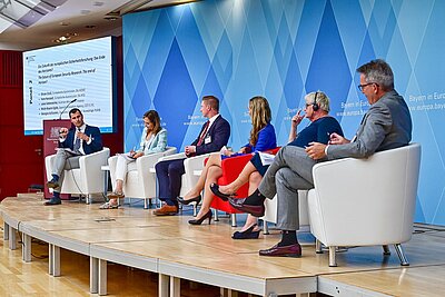 Zu sehen sind Teilnehmende einer Podiumsdiskussion beim Symposium zur europäischen zivilen Sicherheitsforschung Ende August 2022 in Brüssel