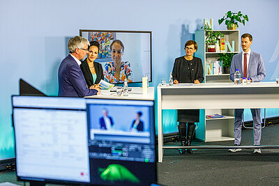 Die Teilnehmenden des Talks „Wie machen wir grüne Innovationen wettbewerbsfähig?" auf dem FONA-Forum 2022: (v. l. n. r.) Dr. Achim Dercks (DIHK), Désirée Duray (Moderation), Bundesministerin für Bildung und Forschung Bettina Stark-Watzinger (BMBF), Tim Böltken (INTERATEC)