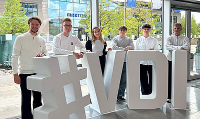 Ein Gruppenbild mit den Azubis des VDI TZ aus dem ersten, zweiten und dritten Lehrjahr