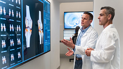 Ärzte beim betrachten von Röntgenbildern